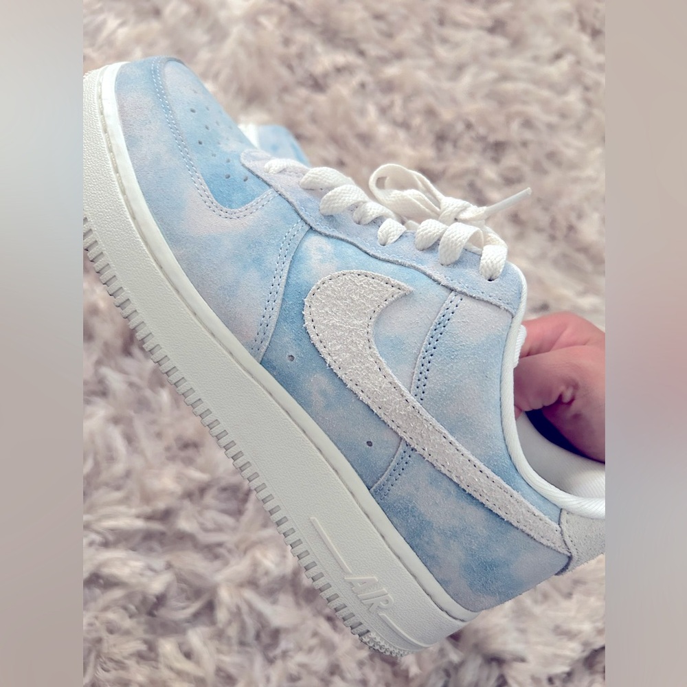 Women’s Nike shoes size 9 (lightly used)